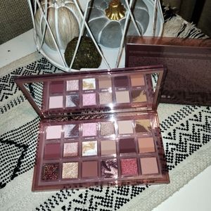 Huda Naughty eyeshadow palette